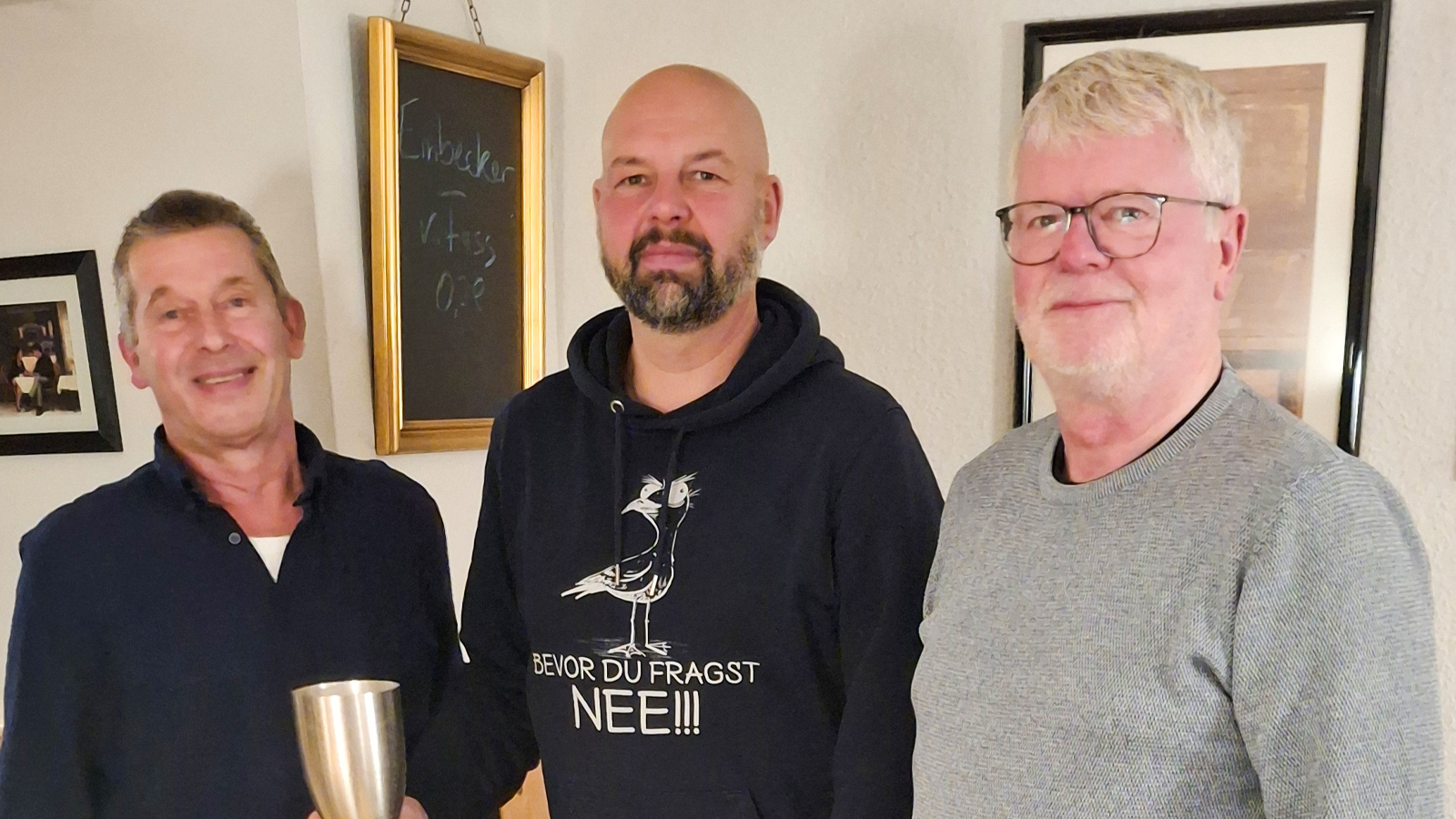 Siegfried Peckmann ehrt das Siegerdoppel.