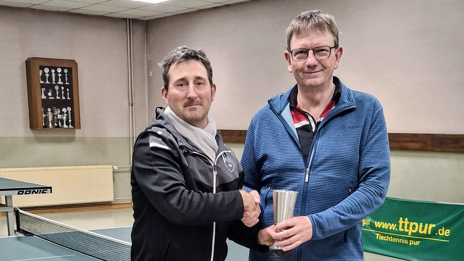 Florian Schaper ehrt Lutz Zellmer.