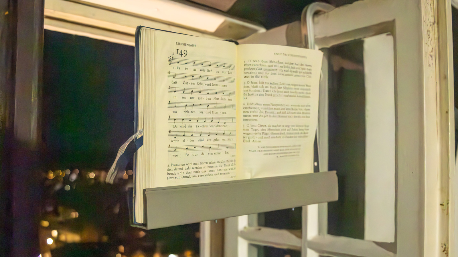Spezieller Fenster-Notenständer für das Kirchenlied der Woche im Turm. Spezieller Fenster-Notenständer für das Kirchenlied der Woche im Turm.