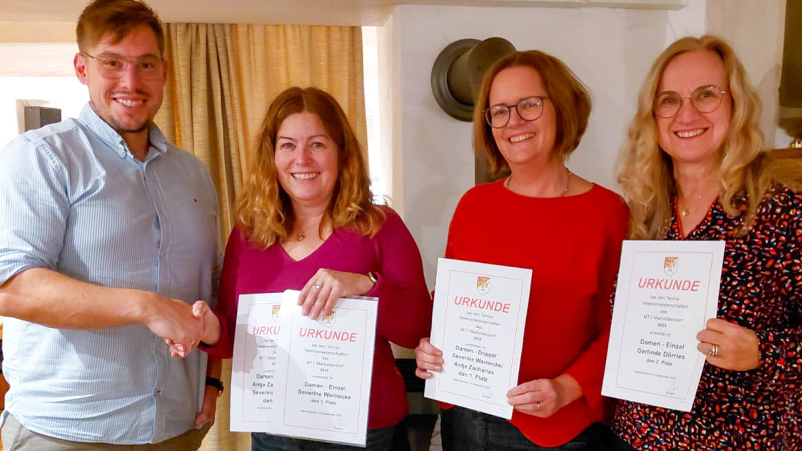 Severine Warnecke, Antje Zacharias und Gerlinde Dörries bei der Siegerehrung durch Abteilungsleiter Jan Sprink. Severine Warnecke, Antje Zacharias und Gerlinde Dörries bei der Siegerehrung durch Abteilungsleiter Jan Sprink.