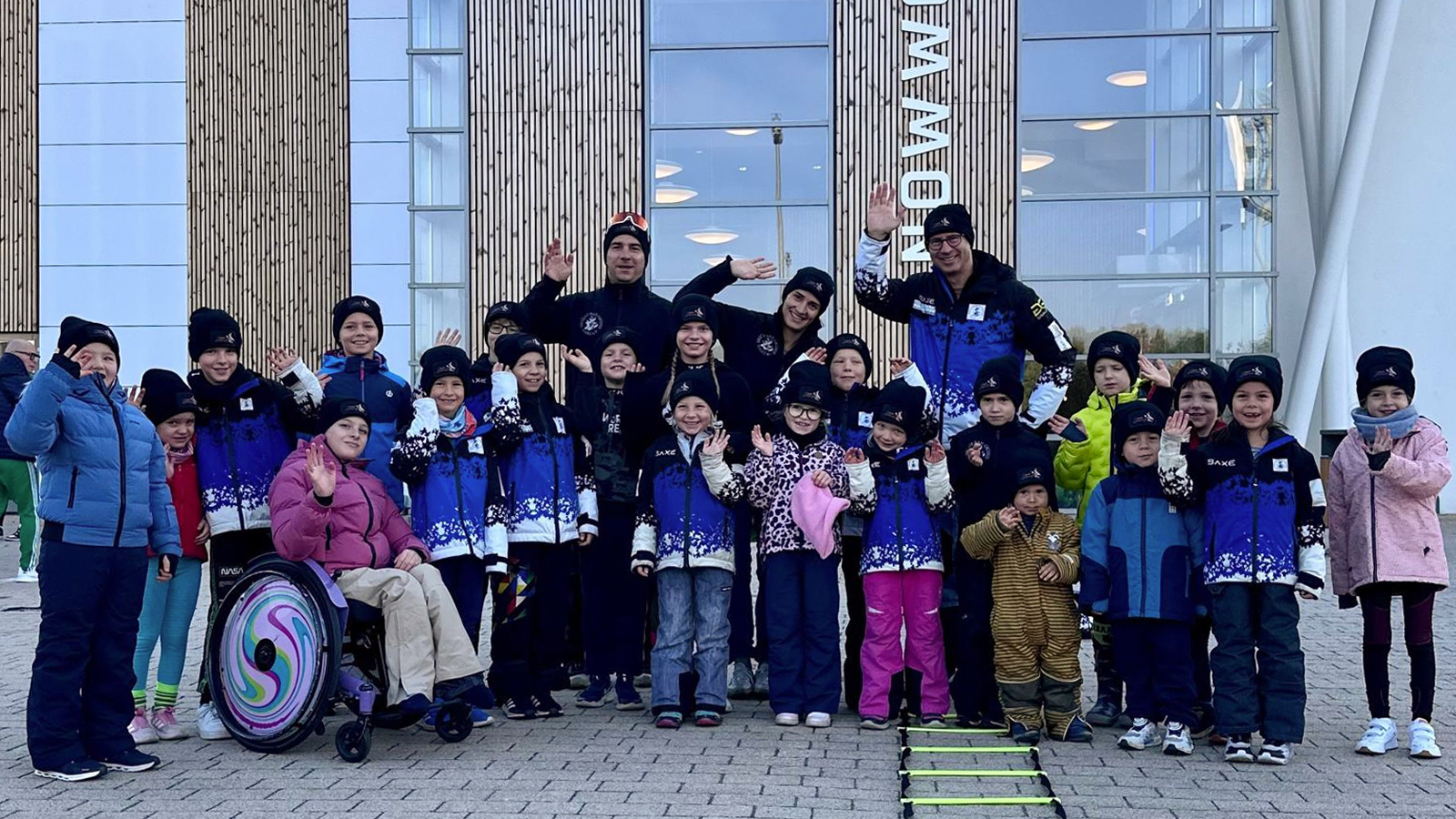 Neue Mützen von der Zahnzauberwelt Göttingen vor der Snowworld Bispingen. Neue Mützen von der Zahnzauberwelt Göttingen vor der Snowworld Bispingen.