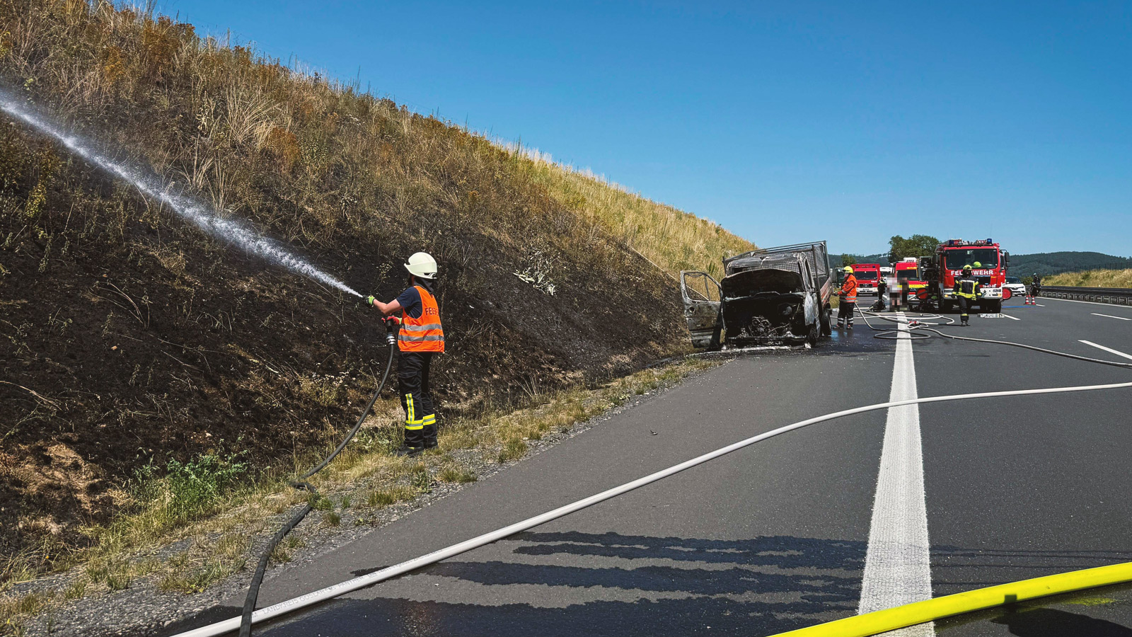 Nach Pkw-Brand: Feuerwehren verhindern Flächenbrand an der A7 bei Kalefeld 