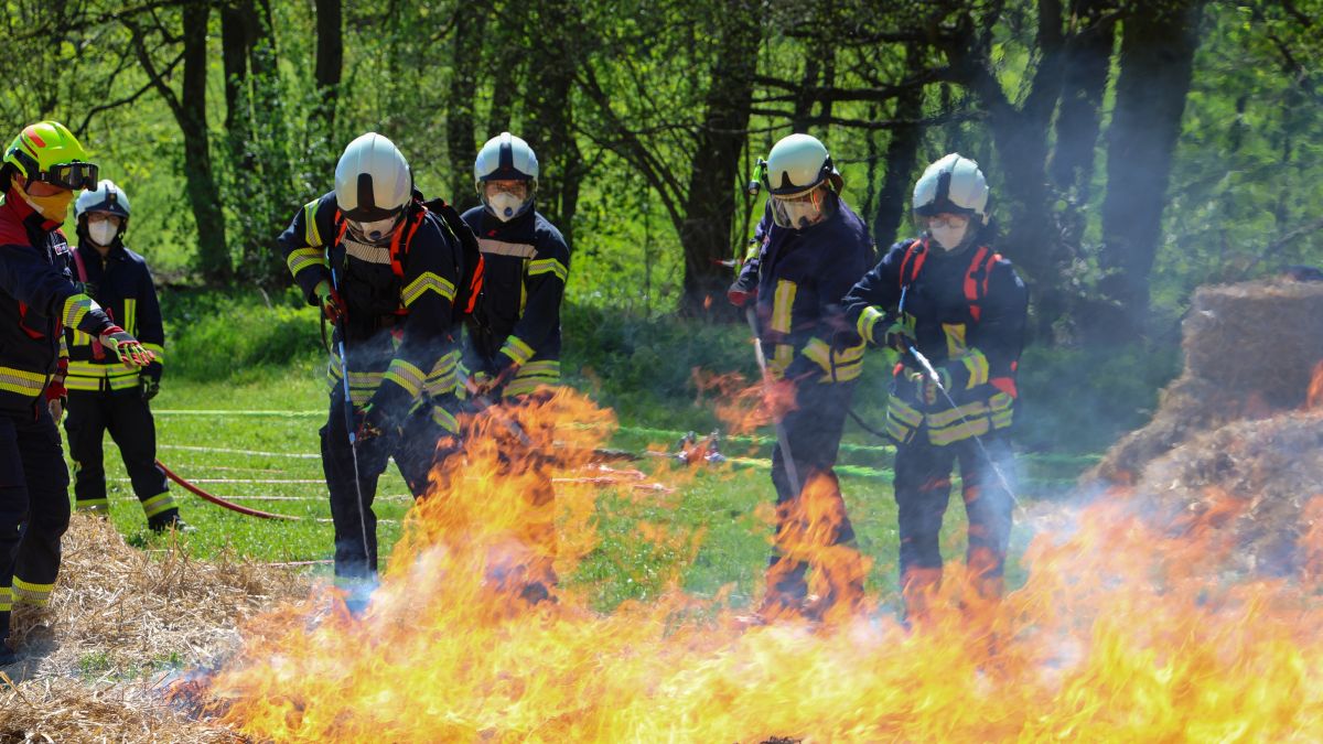 Feuerwehren reagieren auf Klimawandel: Ausbildung in Vegetationsbrandbekämpfung gestartet