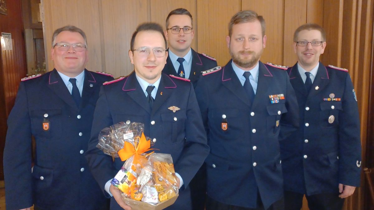 Der ausscheidende stellv. Jugendfeuerwehrwart Jan- Luca Werner mit seinem Nachfolger Marc Stövesand (vorne v.l.n.r.) mit dem Ortsbrandmeister Gary Scheele (hinten rechts), dem stellv. Ortsbrandmeister Peter Ohlendorf (links) und dem Jugendfeuerwehrwart Maurice Schwerdtfeger (hinten mittig). 