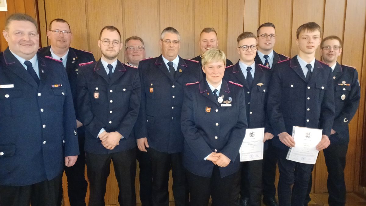 Die beförderderten bzw. in die aktive Wehr übernommenen Alexander Koch (hinten links), Hendrik Schulze (vorne 2.v.l.), Tobias Koch (vorne 3. v.l.), Britta Schwerdtfeger (vorne 3. v.r.), Elias- Florian Pfeifer (2. v.r.) und Lucas Dathe (vorne rechts) mit Vertretern des Ortskommandos, dem Ortsbürgermeister und Stadtbrandmeister.