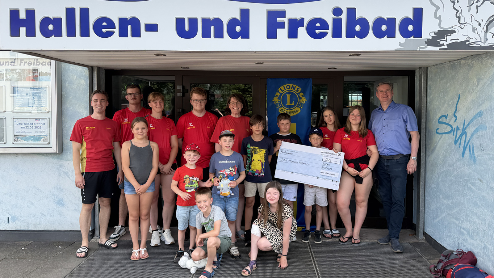 DLRG Einbeck erhält 500 Euro vom Lions Club zur Unterstützung von Schwimm- und Rettungskursen