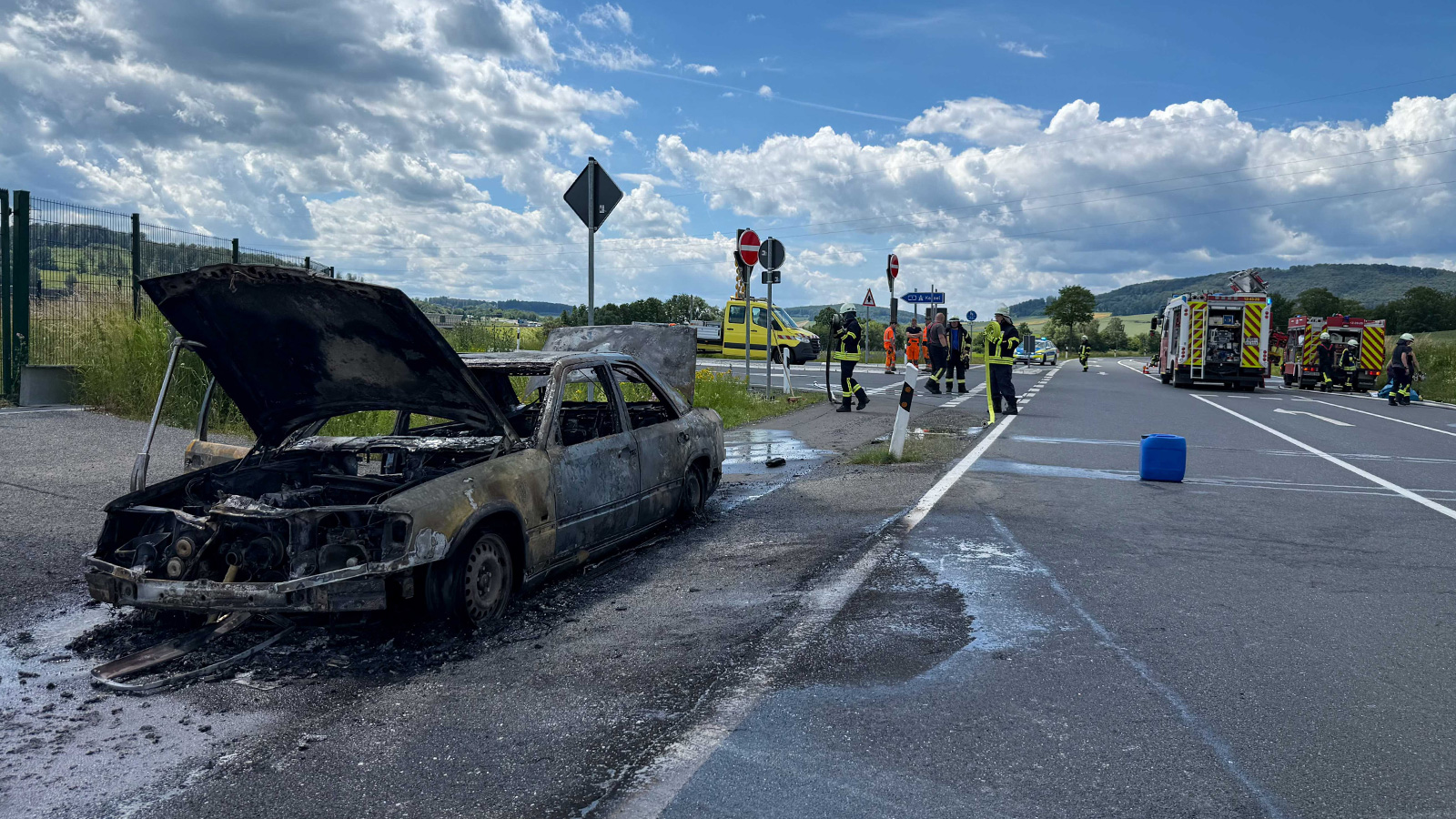 Feuerwehren Echte und Kalefeld bekämpfen Vollbrand eines Pkw an der Anschlussstelle Echte