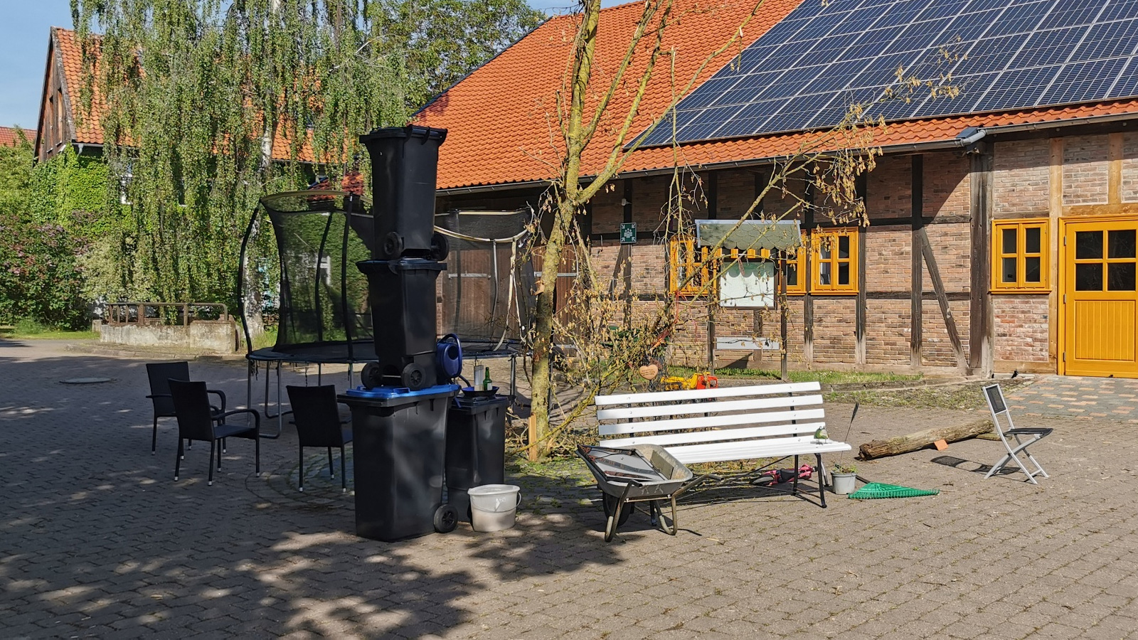 Amelsen feiert gelebte Tradition: Pfingstklauen verwandelt Dorfplatz in humorvolles Fundbüro