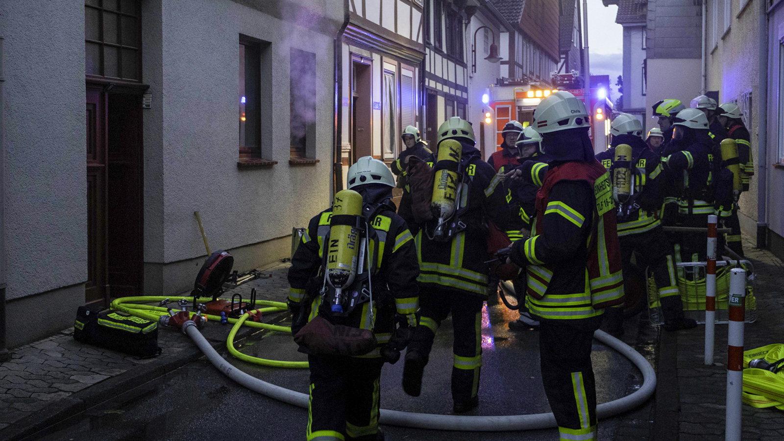 80 Einsatzkräfte und eine verletzte Person: Zimmerbrand sorgt für Großeinsatz in Einbeck