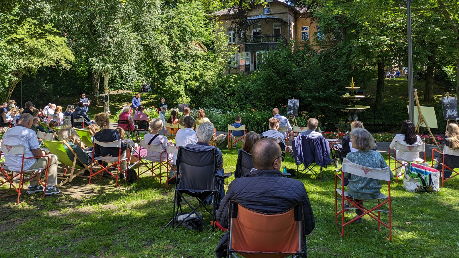 25 Pianistinnen und Pianisten gestalten Balkonkonzert im Stukenbrok-Park in Einbeck