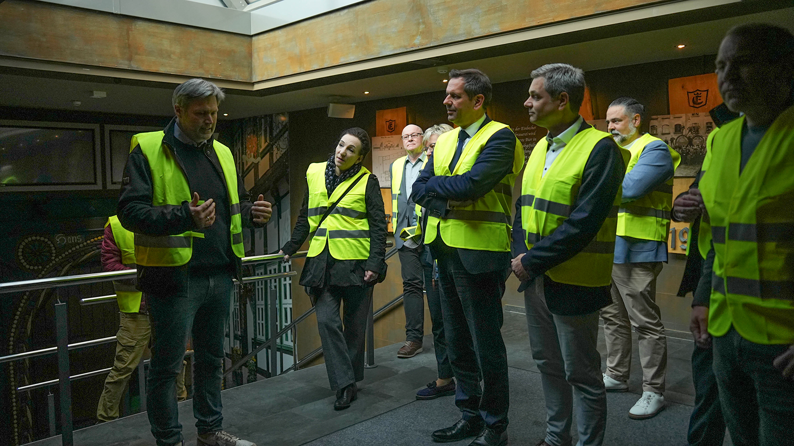 Ministerpräsident Olaf Lies informiert sich im Einbecker Brauhaus über Brauerei und Markttrends