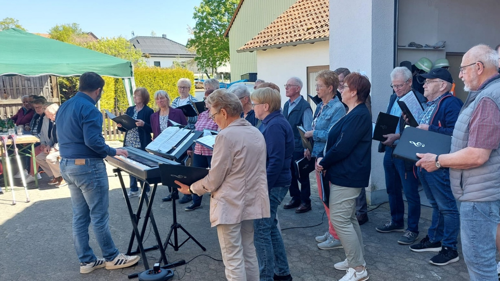 Feuerwehr Amelsen organisiert Maiveranstaltung mit Chor, Spielmannszug und vielfältigem Kuchenbuffet