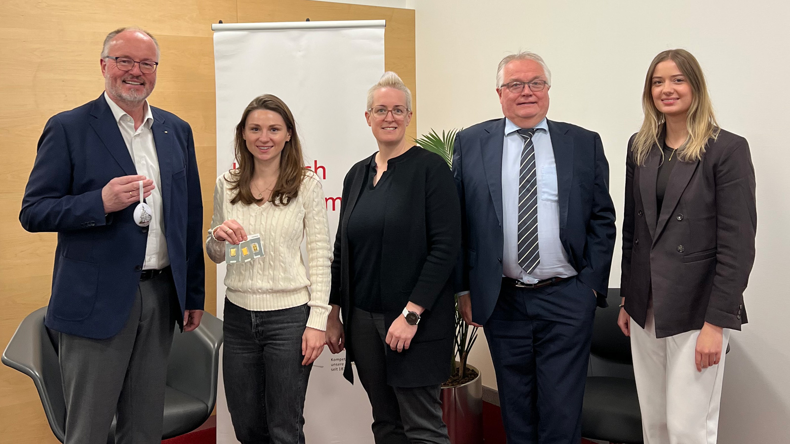 Rotary Club Einbeck-Northeim schließt GlücksEi-Lotterie erfolgreich ab und übergibt Hauptpreis in Einbeck