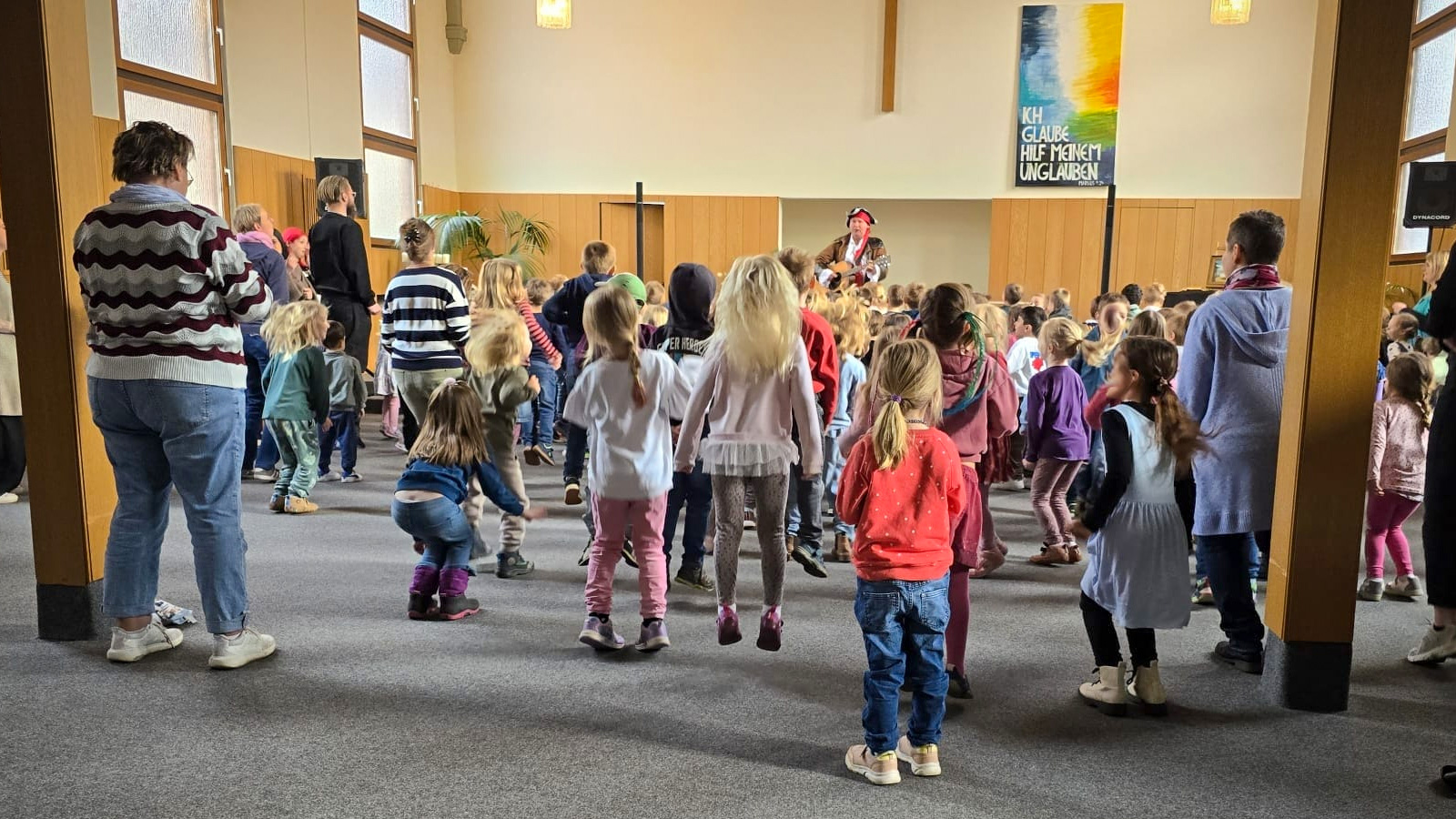 Stadtelternrat Einbeck organisiert Piratenkonzert mit „Piet der Pirat“ für über 500 Kita-Kinder