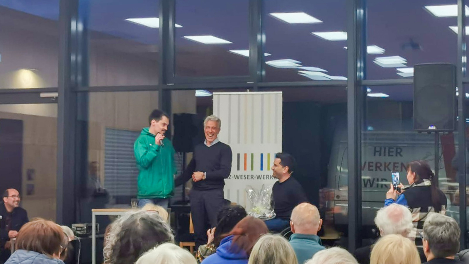 Tan Caglar begeistert bei Harz-Weser-Werken in Dassel mit Humor und klaren Botschaften zur Inklusion