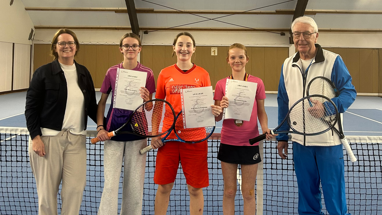 Blau-Weiß Einbeck bei Sportlerehrung: Drei Spielerinnen für Erfolge in Mannschaft und Einzel ausgezeichnet