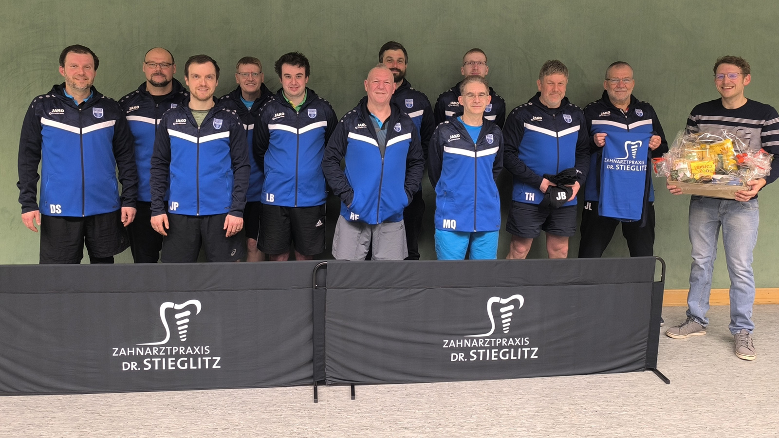 Zahnarztpraxis Stieglitz unterstützt Tischtennis-Abteilung des Dasseler SC mit Trainingsanzügen und Spielfeldumrandungen
