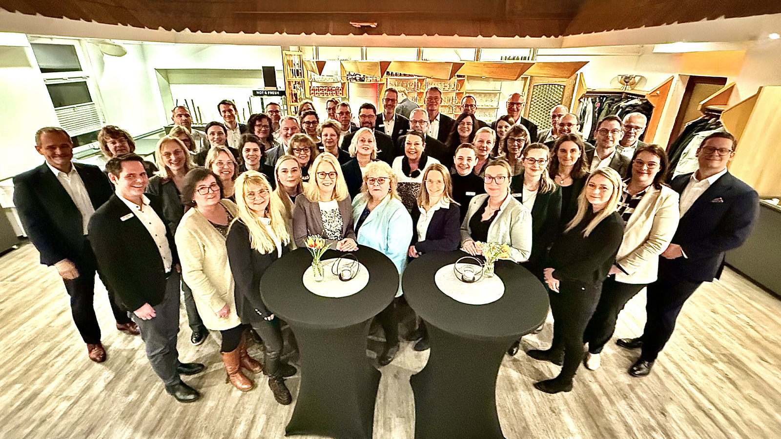 Volksbank eG würdigt 48 Dienstjubiläen und dankt Mitarbeitenden für 1.215 gemeinsame Jahre