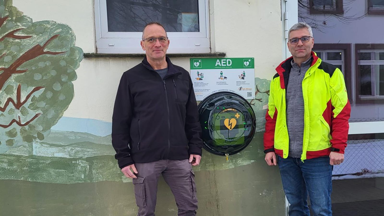 Starkes Zeichen für Sicherheit: Elektro Johanns spendet Installation des Defibrillators