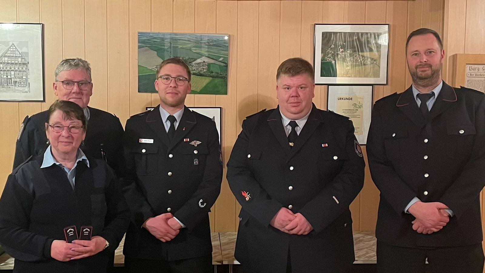 Elke Lehberger, Klaus Lehberger, Jannes Menzel, Manuel Gaspar und Tobias Krawietz nach den Neuwahlen der Ortsfeuerwehr Rotenkirchen.