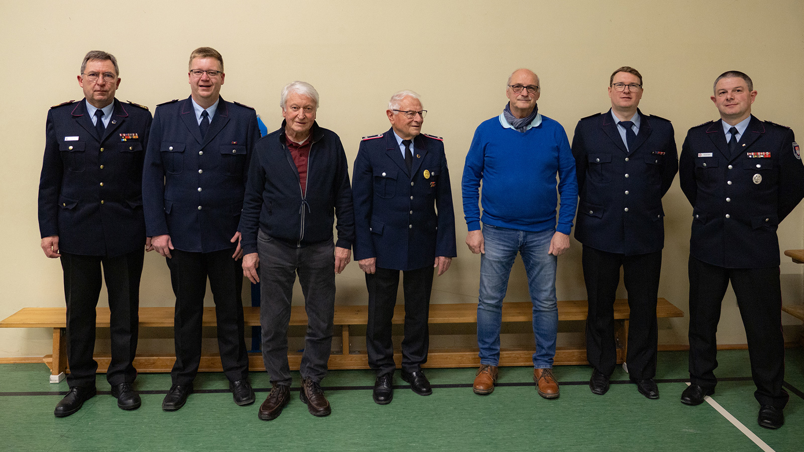Die Geehrten an diesem besonderen Abend. Auf dem Foto zu sehen sind Harald Sehl (stellvertretender Brandabschnittsleiter Nord), Nico Kunert (Ortsbrandmeister), Klaus Sommerlatte, Edgar Fried, Gerd Merkel, Eike Probst-Piselli (stellvertretender Ortsbrandmeister) sowie Florian Koch (stellvertretender Ortsbürgermeister).