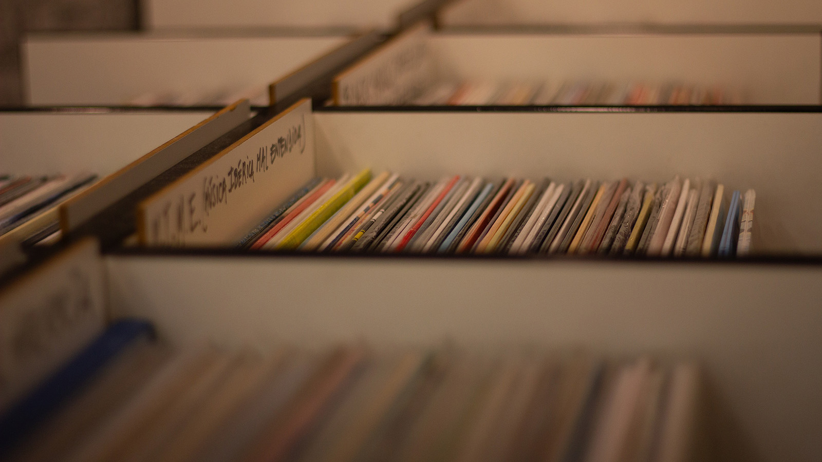 „Vinyl & Stories“ feiert Premiere im Gewölbekeller der Heldenburg in Salzderhelden
